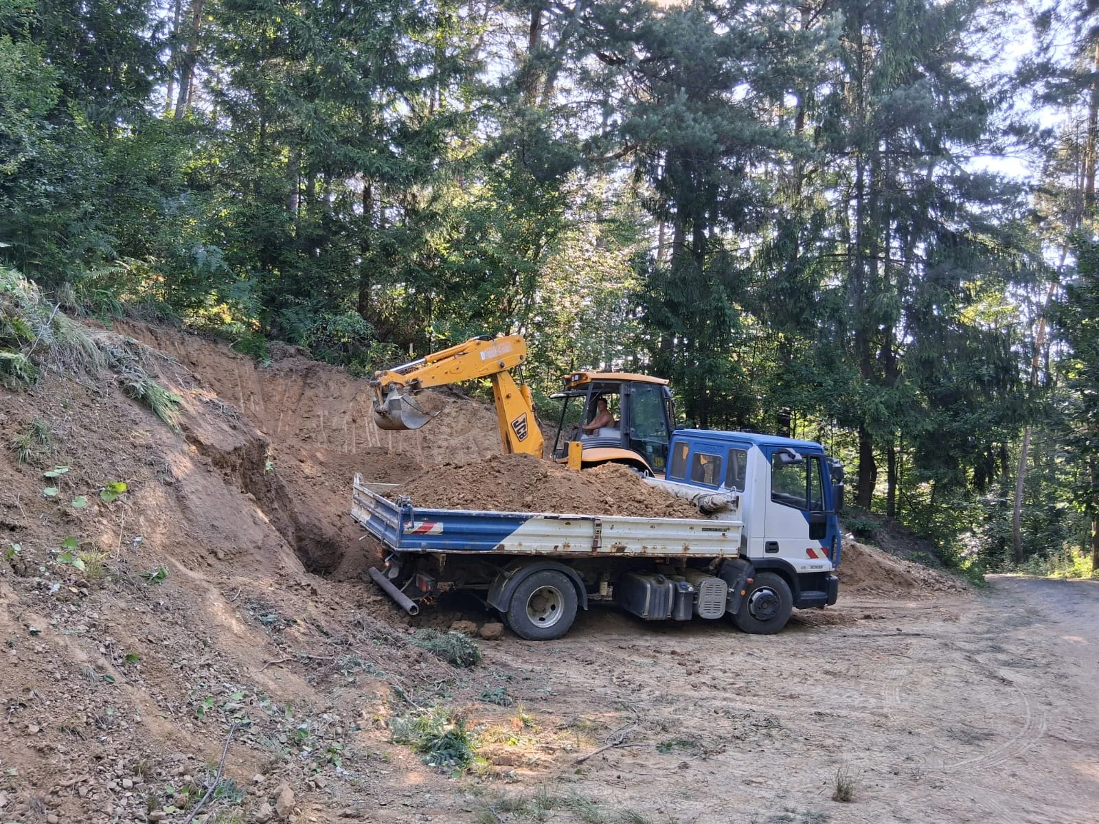 Încărcarea camionului basculabil cu pământ